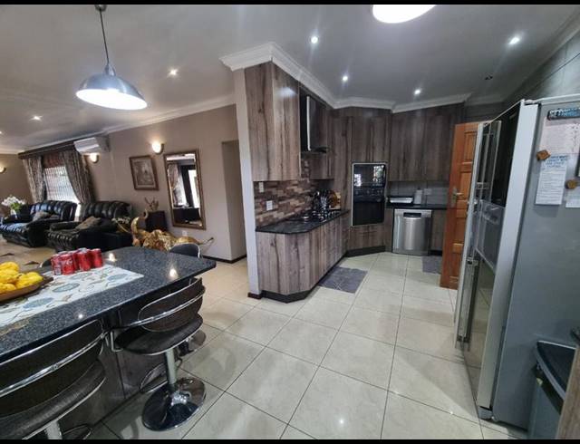 4 BEDROOM HOUSE FOR SALE IN FLORENTIA